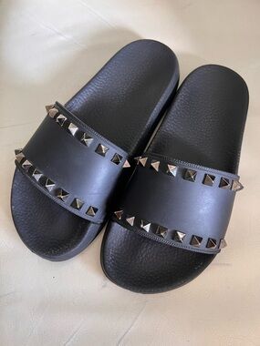 Valentino Garavani black rubber studded pool slides - black size 36